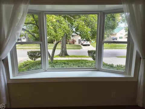 Living - 628 E Drayton, Ferndale, MI 48220 photo 2 of 6