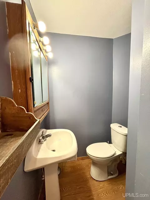 Bath - 315 W Barnum, Ishpeming, MI 49849 photo 3 of 5