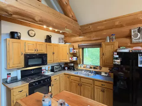 Kitchen - 5330 Scottish Hills Dr, Gladwin, MI 48624 photo 2 of 3