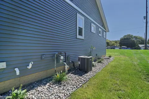 Exterior - 11130 Brahms, Davison, MI 48423 photo 4 of 6