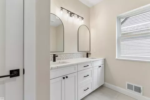 Bath - 39159 Chart, Harrison Township, MI 48045 photo 3 of 4