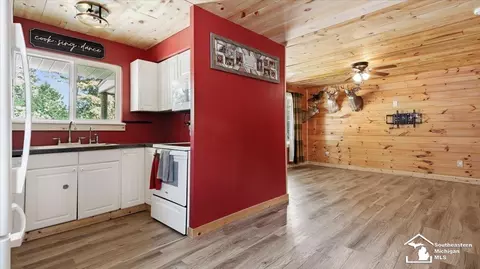 Entry Way - 13637 Wright, Gibraltar, MI 48173 photo 3 of 3