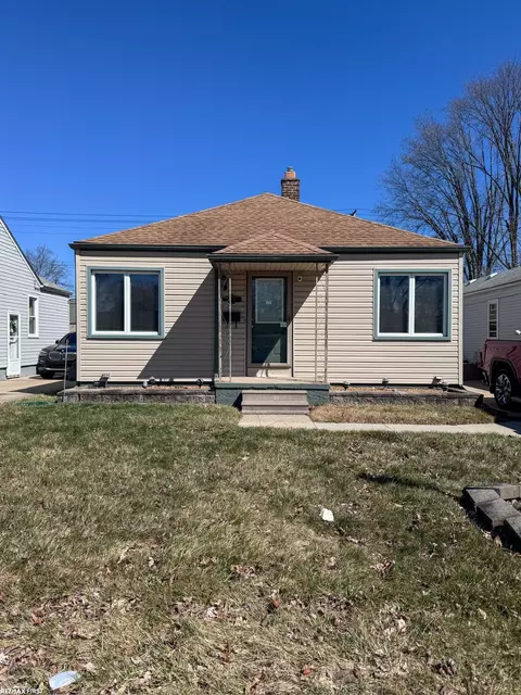 19389 Roscommon, Harper Woods, MI 48225