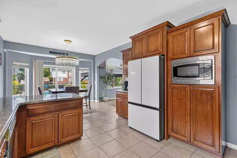 Kitchen - 47376 Hidden Mdws, Macomb, MI 48044 photo 4 of 4