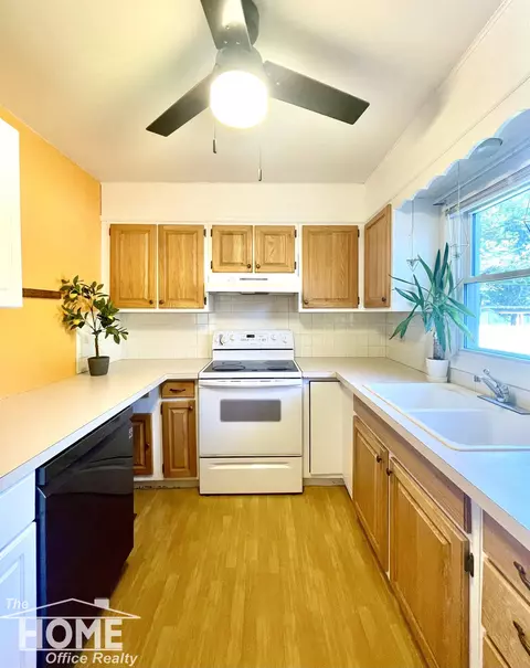 Kitchen - 918 Dingwall, Owosso, MI 48867 photo 2 of 5
