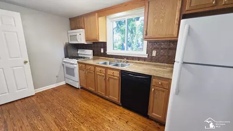 Kitchen - 40 Kessler, Monroe, MI 48162 photo 2 of 4