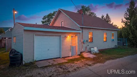2011 N 16th, Escanaba, MI 49829
