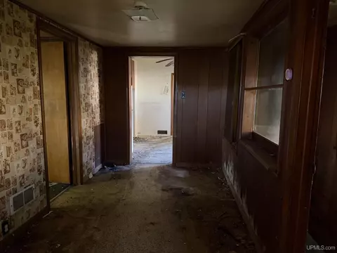 Entry Way - 709 Park, Ishpeming, MI 49849 photo 4 of 6