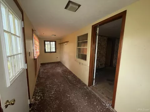 Entry Way - 709 Park, Ishpeming, MI 49849 photo 3 of 6
