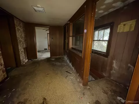 Entry Way - 709 Park, Ishpeming, MI 49849 photo 5 of 6