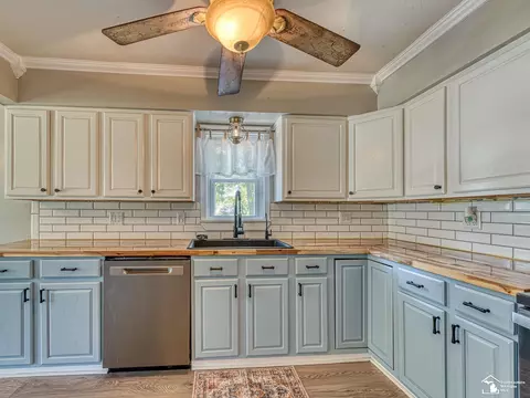 Kitchen - 3193 W Temperance, Temperance, MI 48182 photo 2 of 3