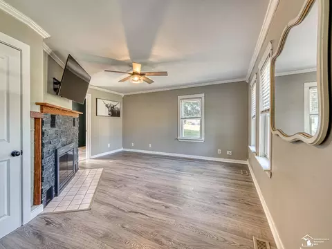 Living - 3193 W Temperance, Temperance, MI 48182 photo 5 of 5