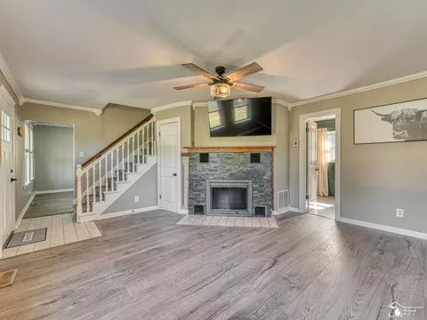 Living - 3193 W Temperance, Temperance, MI 48182 photo 4 of 5