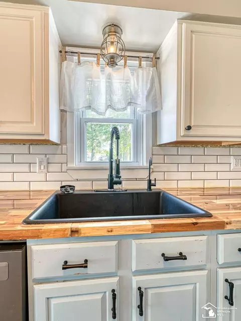 Kitchen - 3193 W Temperance, Temperance, MI 48182 photo 3 of 3