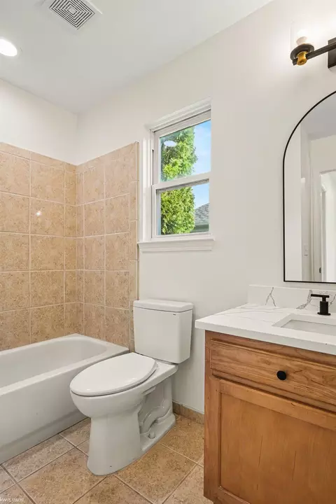 Bath - 56274 Robin, Macomb, MI 48042 photo 2 of 4