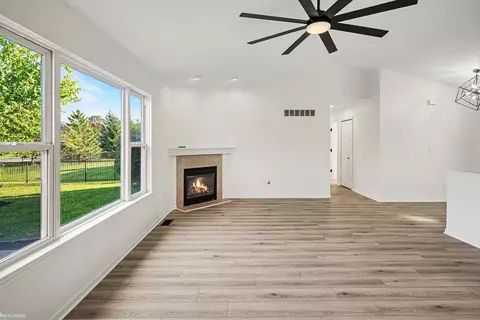 Living - 56274 Robin, Macomb, MI 48042 photo 2 of 2