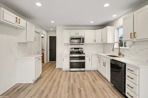 Kitchen - 56274 Robin, Macomb, MI 48042 photo 1 of 2