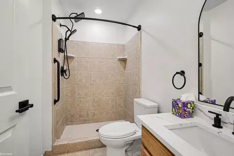 Bath - 56274 Robin, Macomb, MI 48042 photo 3 of 4