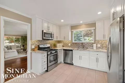 Kitchen - 605 Hidden, Grosse Pointe Woods, MI 48235 photo 3 of 5