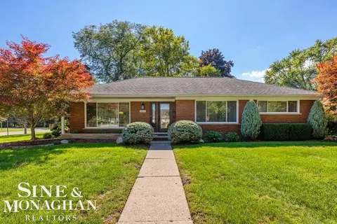 605 Hidden, Grosse Pointe Woods, MI 48235