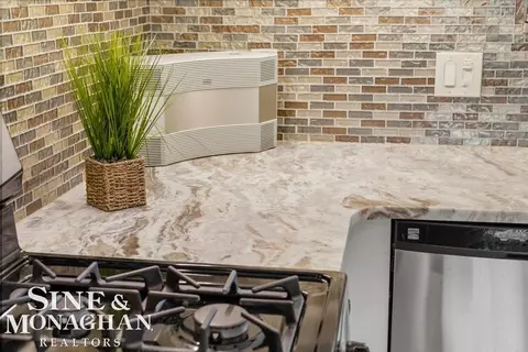Kitchen - 605 Hidden, Grosse Pointe Woods, MI 48235 photo 4 of 5