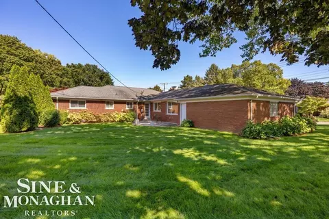 Exterior - 605 Hidden, Grosse Pointe Woods, MI 48235 photo 4 of 9