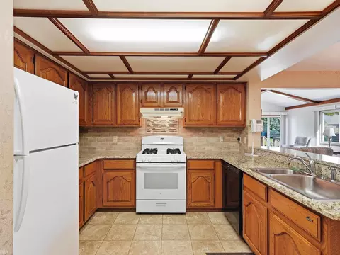 Kitchen - 15385 Windmill #60, Macomb, MI 48044 photo 2 of 3