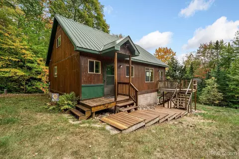 E6971 Maple Grove, Munising, MI 49862