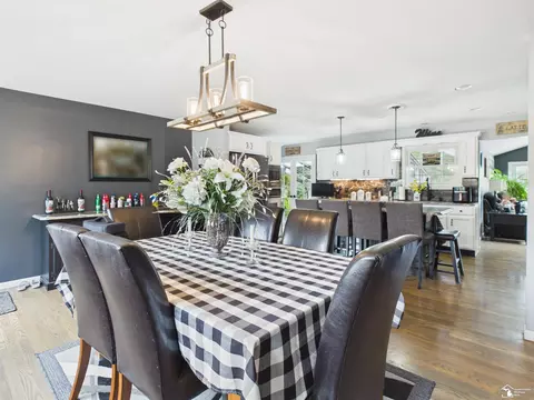 Dining - 3183 Bluebush, Monroe, MI 48162 photo 2 of 3