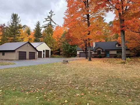 53 Feather Rdg, Marquette, MI 49855