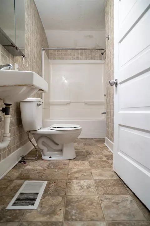 Bath - 809 Campbell, Flint, MI 48507 photo 1 of 4