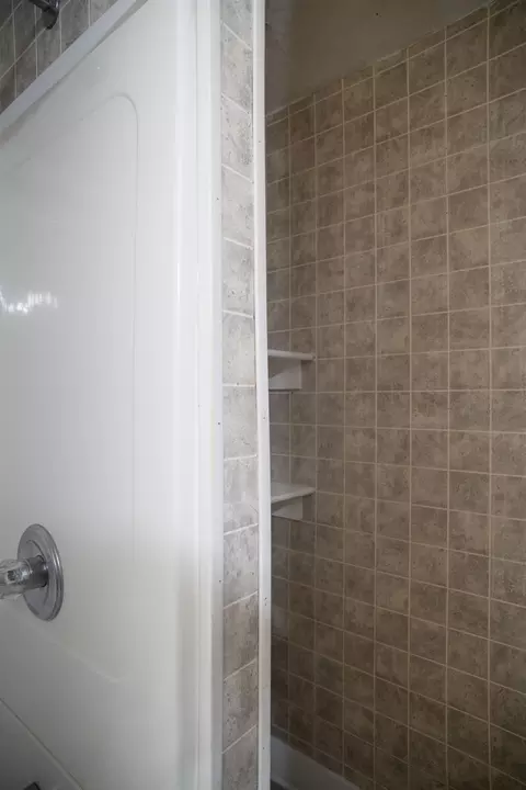 Bath - 809 Campbell, Flint, MI 48507 photo 4 of 4