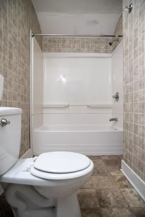 Bath - 809 Campbell, Flint, MI 48507 photo 3 of 4