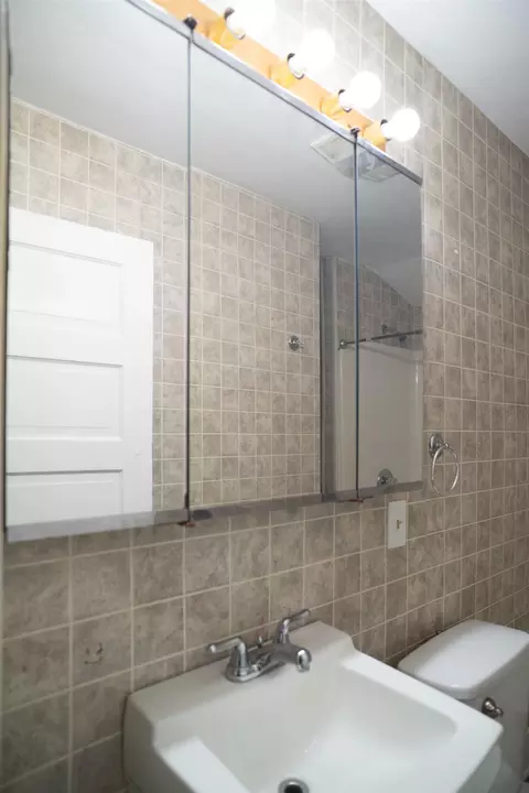 Bath - 809 Campbell, Flint, MI 48507 photo 2 of 4