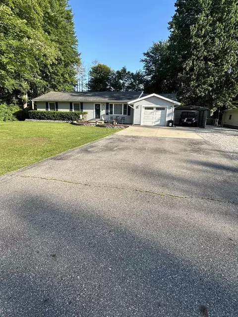 6085 S Birch Hill Dr, Smiths Creek, MI 48074