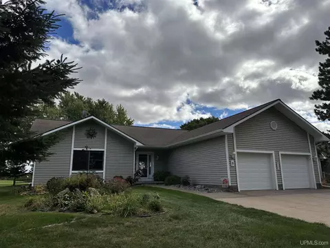 8 Red Fox Trl, Marquette, MI 49855