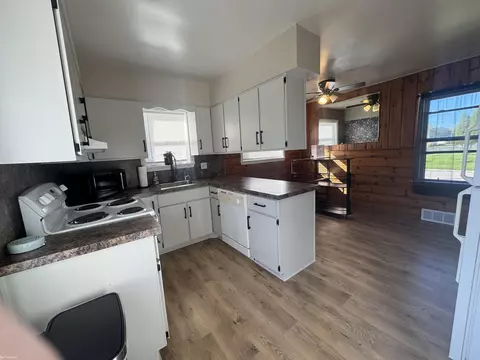 Kitchen - 949 Hubbard, Flint, MI 48503 photo 2 of 3