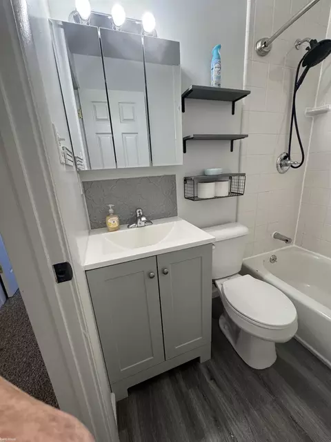 Bath - 949 Hubbard, Flint, MI 48503 photo 2 of 4