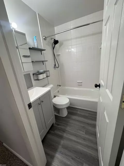 Bath - 949 Hubbard, Flint, MI 48503 photo 1 of 4