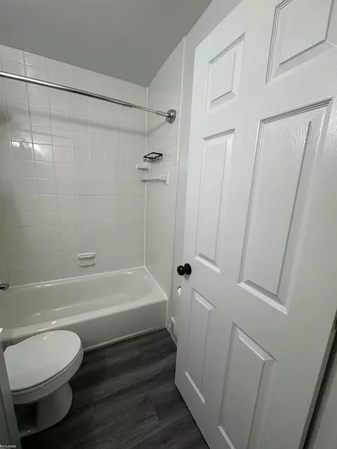 Bath - 949 Hubbard, Flint, MI 48503 photo 3 of 4