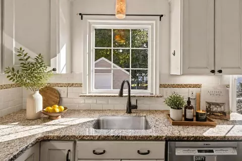 Kitchen - 2406 Windemere, Flint, MI 48503 photo 5 of 6