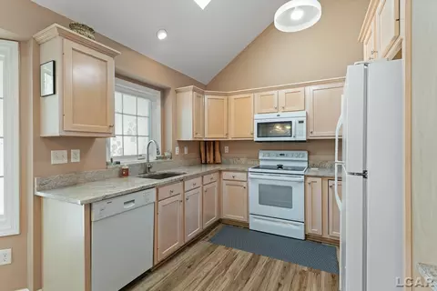 Kitchen - 725 Clark St, Tecumseh, MI 49286 photo 4 of 6