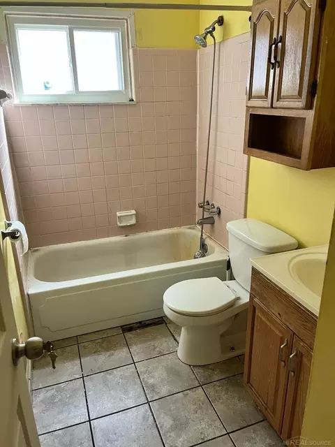8661 Packard, Warren, MI 48089 photo 5