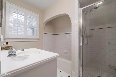 Bath - 223 Mckinley, Grosse Pointe Farms, MI 48236 photo 2 of 3