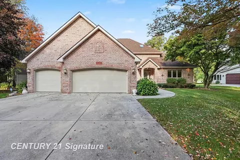 1944 E Lake Cir, Saginaw, MI 48609