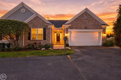 3005 Harbor Pl, Saint Clair Shores, MI 48080
