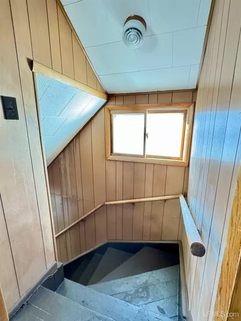 Entry Way - 930 N Westwood, Ishpeming, MI 49849 photo 2 of 3