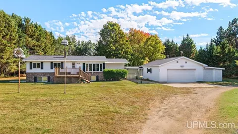 9222 State Highway M-35, Gladstone, MI 49837