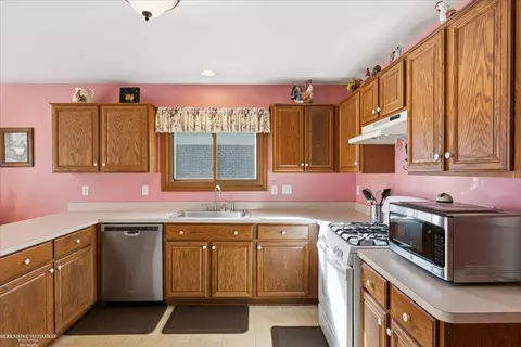 Kitchen - 16184 Nathan, Macomb, MI 48044 photo 3 of 4