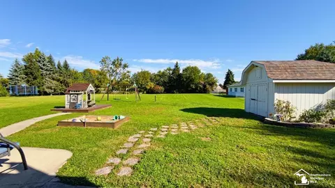 Exterior - 4900 Evergreen, Monroe, MI 48161 photo 5 of 6